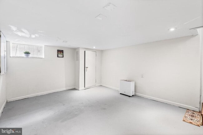 Building Photo - 2335 S Chadwick St