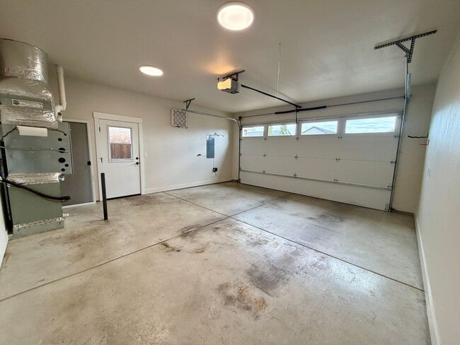 Building Photo - 3 Bedroom 2 Bath Single Family House