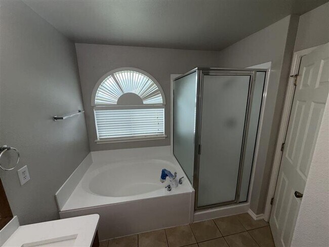 Building Photo - Large 4 bedroom / 2.5 bathroom home in Alamo Ranch