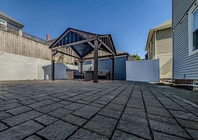 Building Photo - 364 Academy Ave