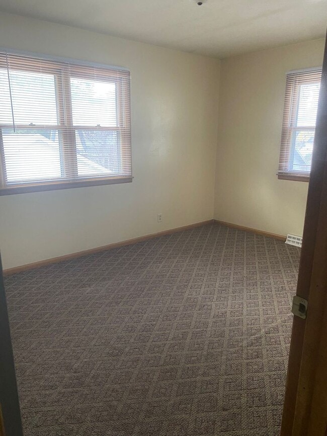 Building Photo - 730 E 12th St