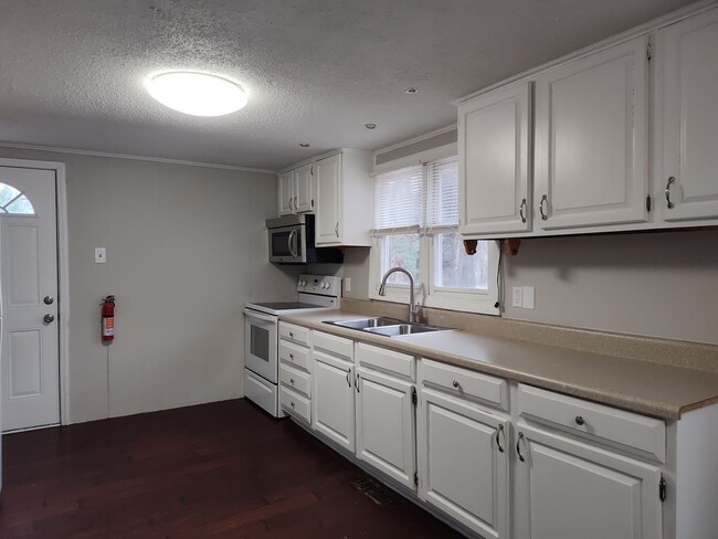 Building Photo - Move-in Ready duplex located in The Rockwe...