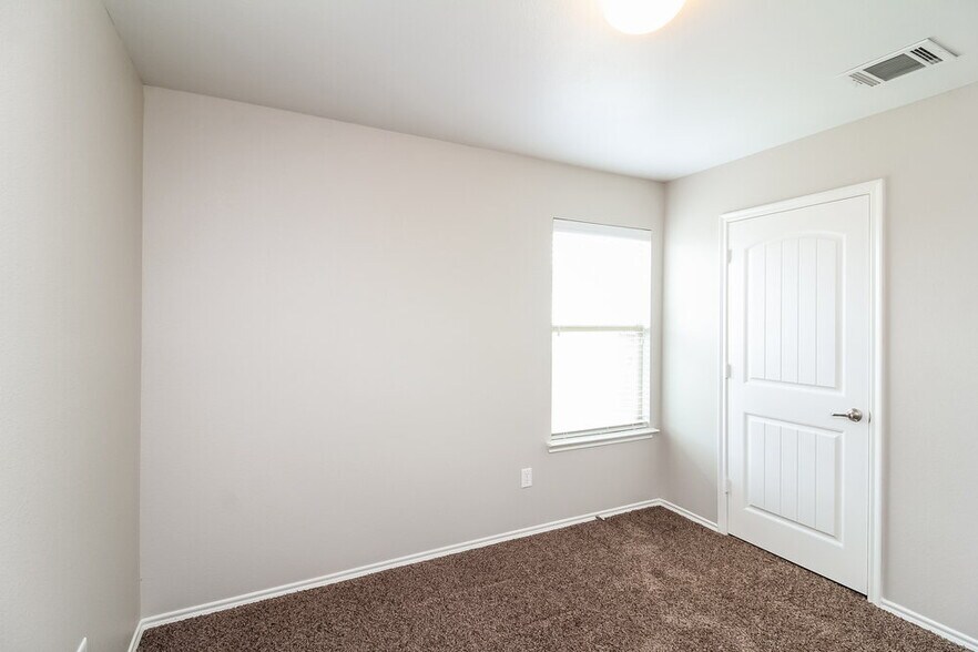 Building Photo - 2005 Blakehill Dr