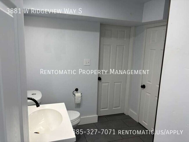 Building Photo - 3881 Ridgeview Way