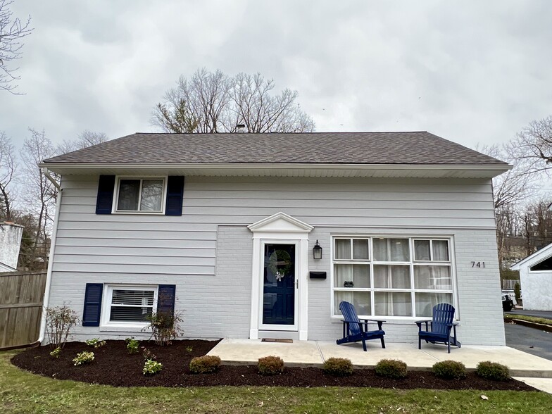 Front Center - 741 Marshall Dr