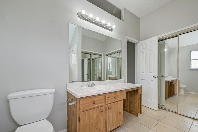 Building Photo - 4-bedroom, 2.5-bathroom Convenient Southeast Houston Home Near Medical Center & Major City Access