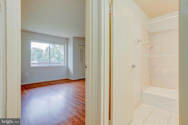 Building Photo - 7400 Lakeview Dr