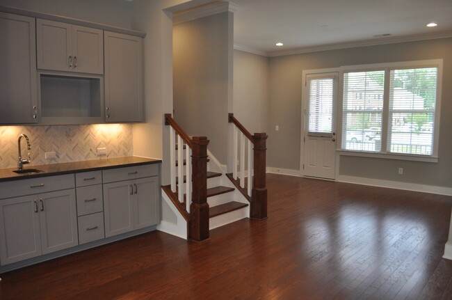 Building Photo - 4 Bedroom | 3.5 Bath Townhouse in Raleigh