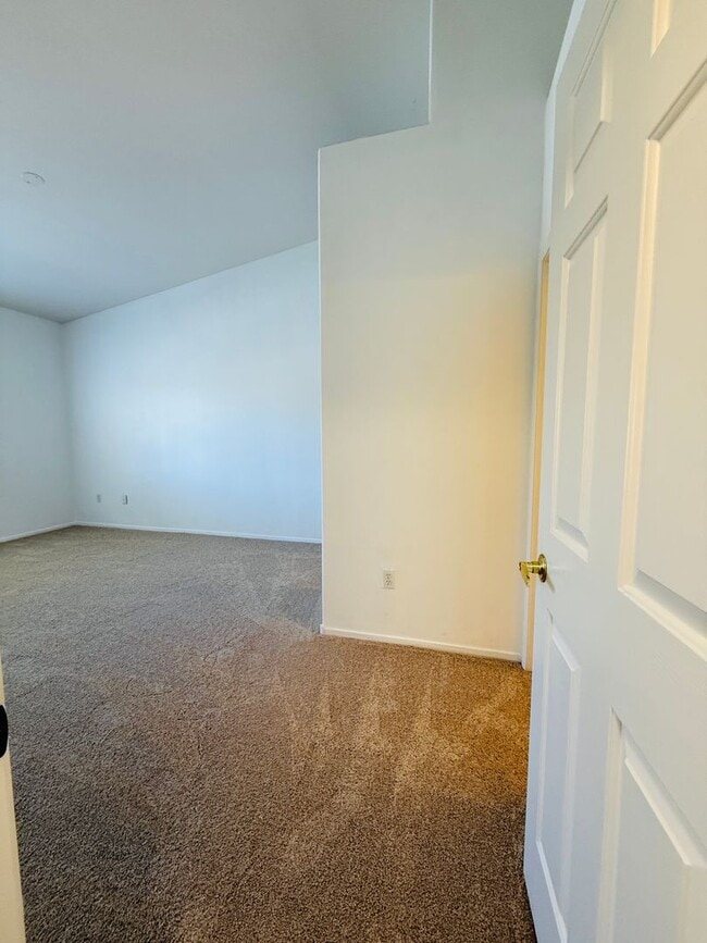 Building Photo - Recently Updated Condo-Available Soon!