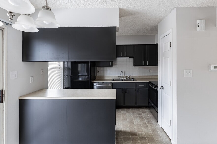 Building Photo - 2282 Highland Hill Dr