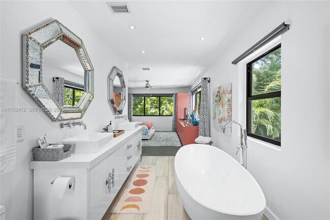 Building Photo - 1210 NE 89th St