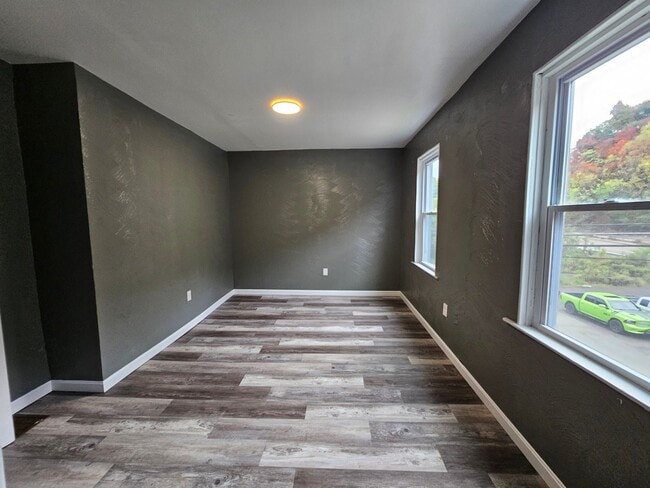 Building Photo - Spacious 5 bedroom 1.5 bathrooms for rent in Hays!