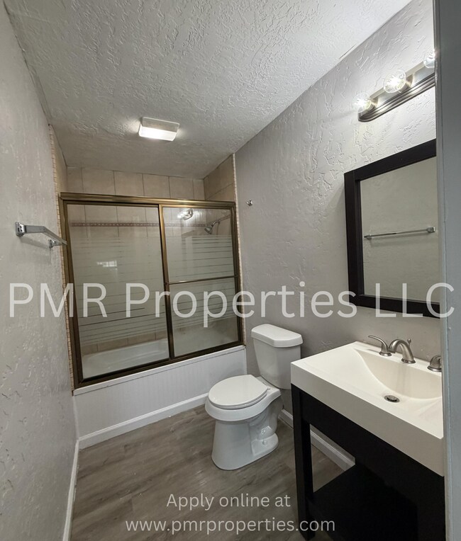 Building Photo - 3 Bedrooms / 2 Bathrooms House
