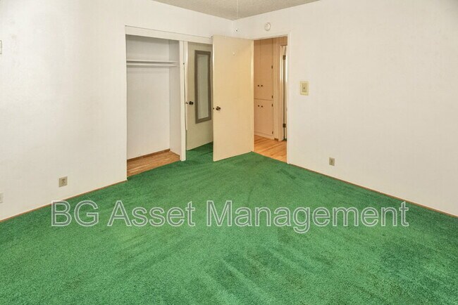 Building Photo - 2901 Doidge Ave