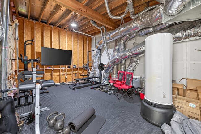 Building Photo - 607 Memorial Heights Dr