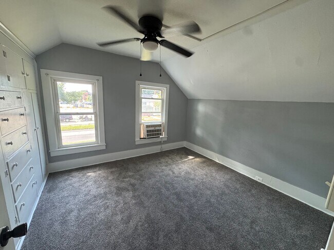 Building Photo - For Rent – 4 Bedroom Home in Moline (Hamil...