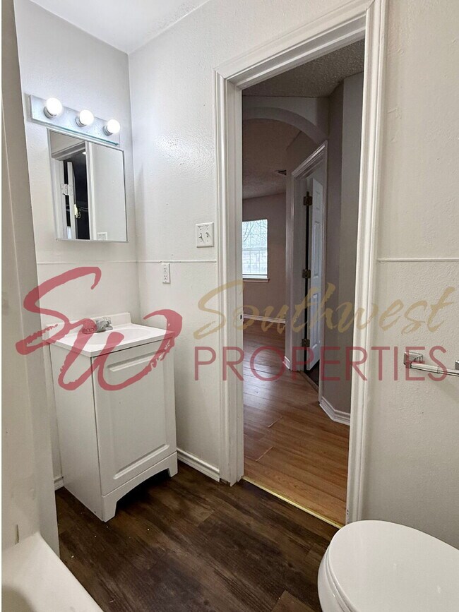 Building Photo - Charming 3 bedroom, 1 bath home