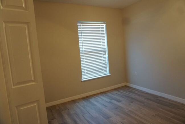 Building Photo - 3 Bedroom Home with Garage