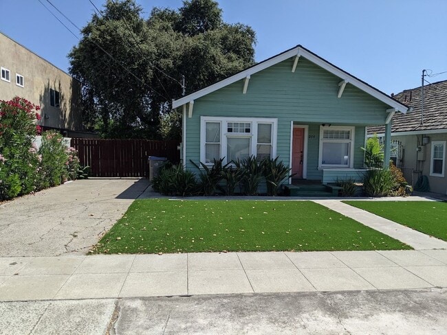 Primary Photo - SAN JOSE - Craftsman style cottage with ya...