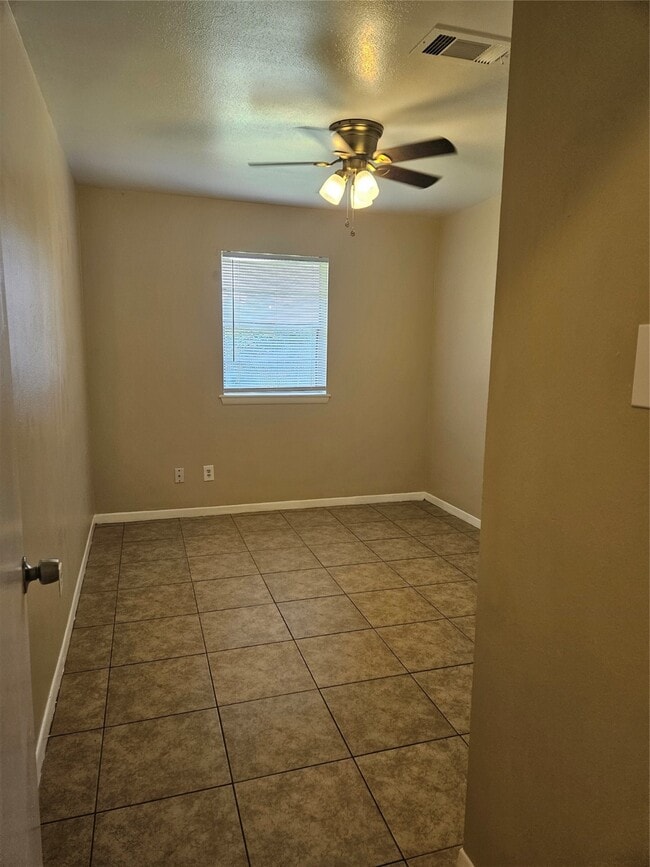 Building Photo - 207 Shadow Oaks Dr