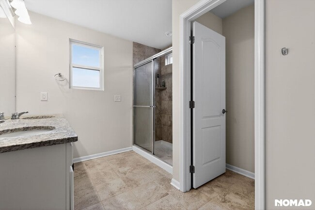 Building Photo - 2851 Fairgrove Cres