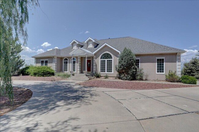 Building Photo - Amazing Custom Ranch with Privacy and Spra...