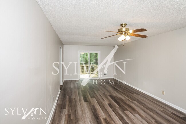 Building Photo - Enjoy the coziness of this darling home