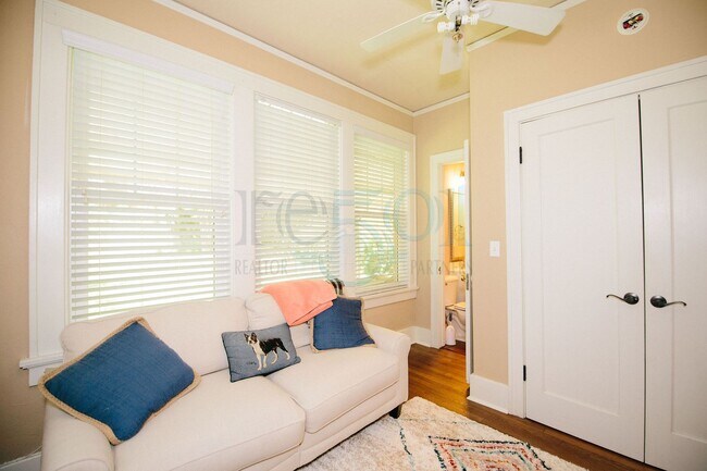 Building Photo - Yellow Bungalow in Hillcrest