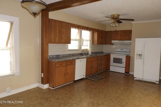 Building Photo - 301 Russell Rd