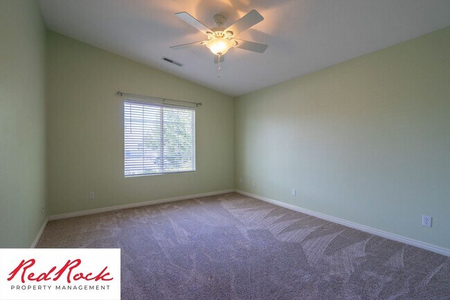 Building Photo - 5 Bedroom Pet Friendly Home!
