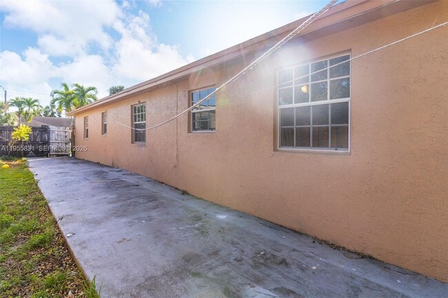 Building Photo - 2921 NW 6th Ct