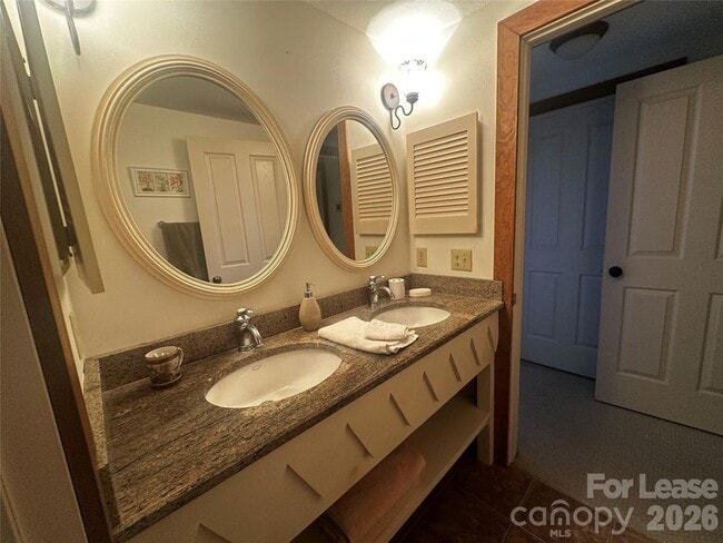 Building Photo - 300 Creekside Wy