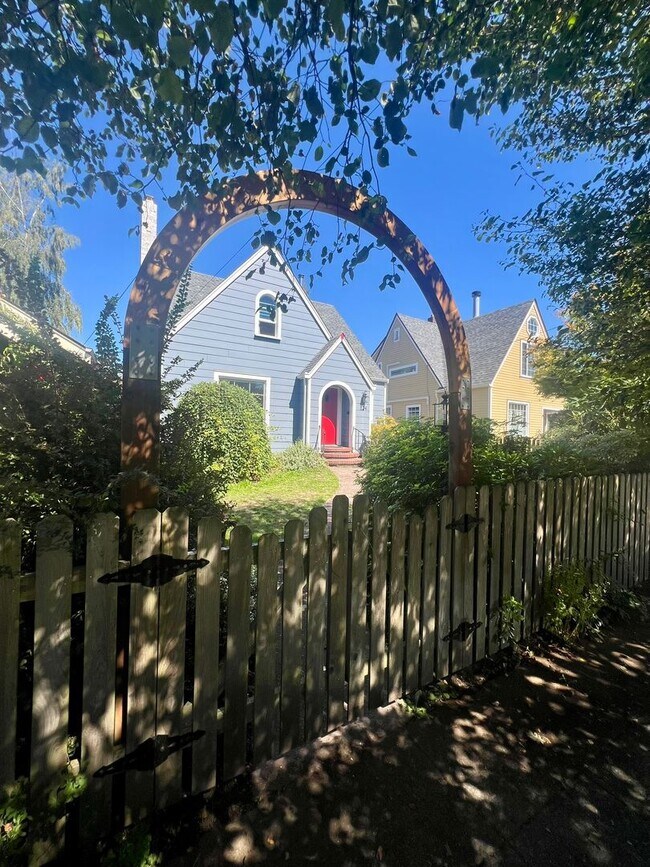 Building Photo - Updated 1920s 4BD