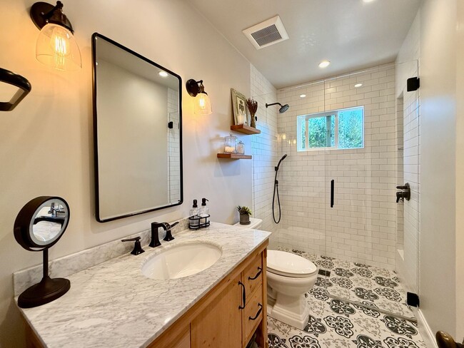 Building Photo - Furnished Santa Barbara 3 bedroom/2 bathroom Home