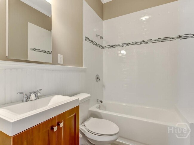 Building Photo - 208 W 35th St