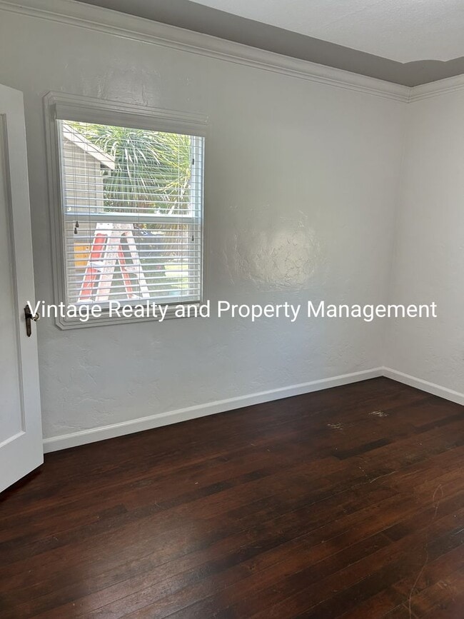 Building Photo - Updated 2 Bedroom Classic Home That's Ready To Go!!!