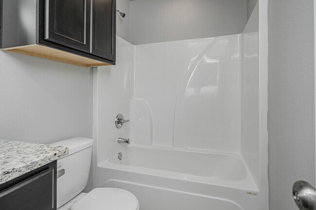 Building Photo - 521 Fallbrook Dr