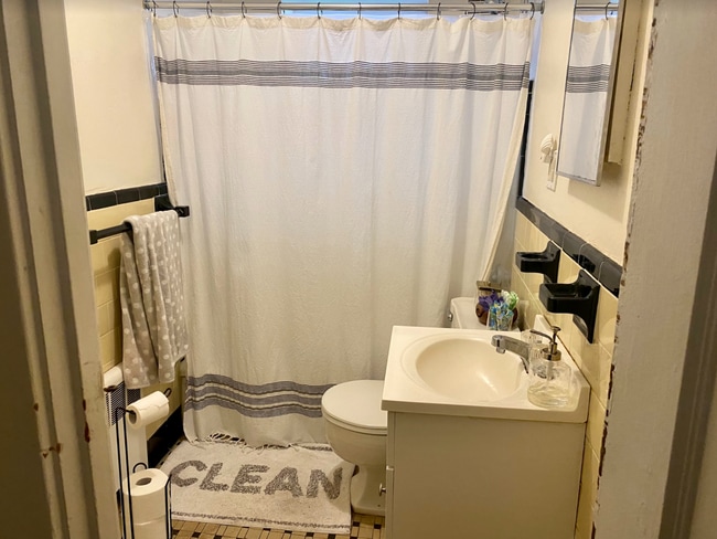 Building Photo - Nice 2 bed unit in the heart of Oak Square with free parking!