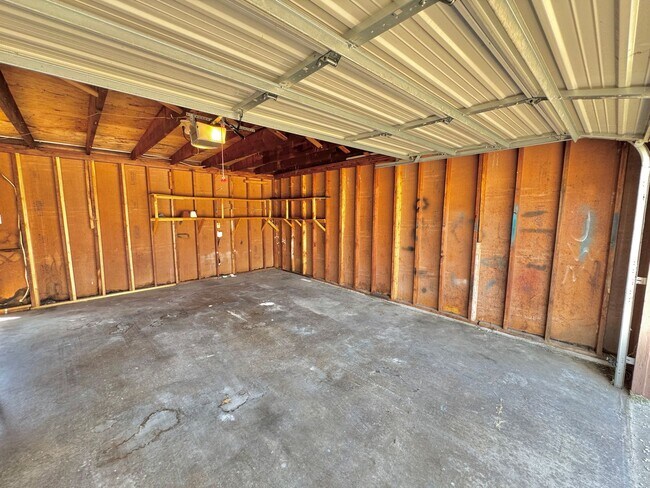 Building Photo - Charming 2 Bed 1 Bath Duplex - Walk to Sch...