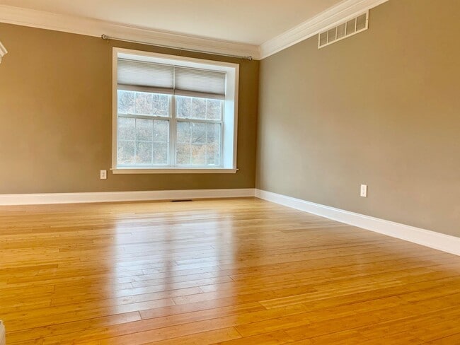 Building Photo - MUST SEE! End Unit, Electric Fireplace, Gr...