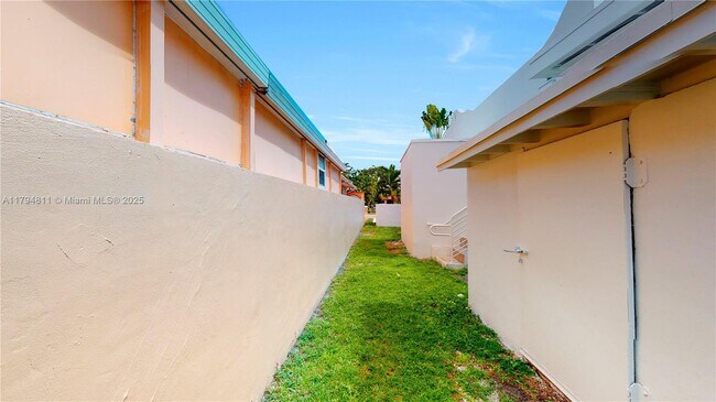 Building Photo - 2915 SW 24 St