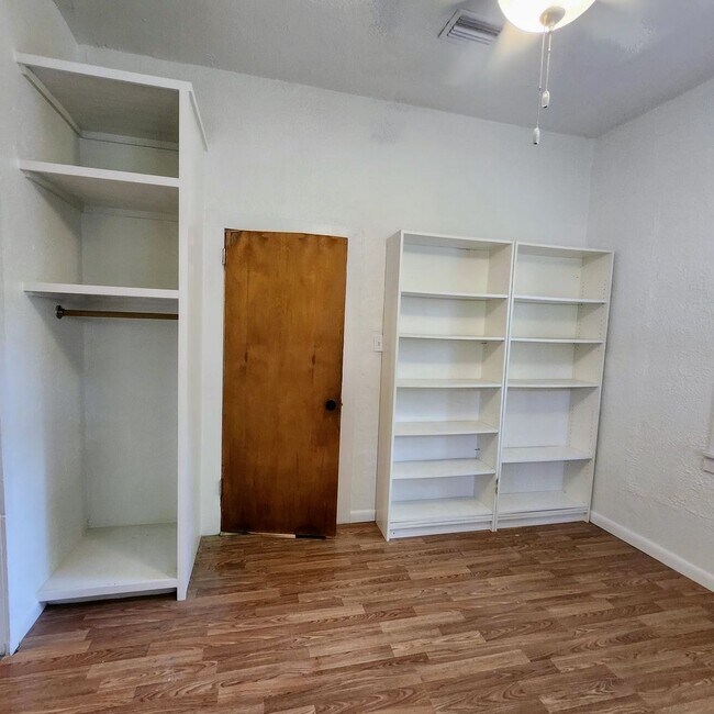 Building Photo - Single Family Home Close to UF!