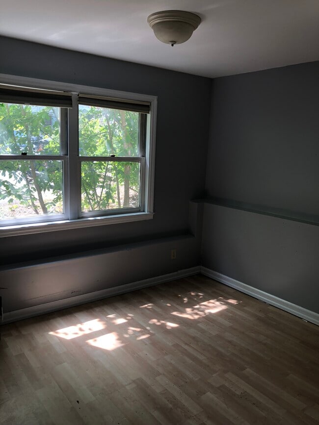 Building Photo - 36 Buell St