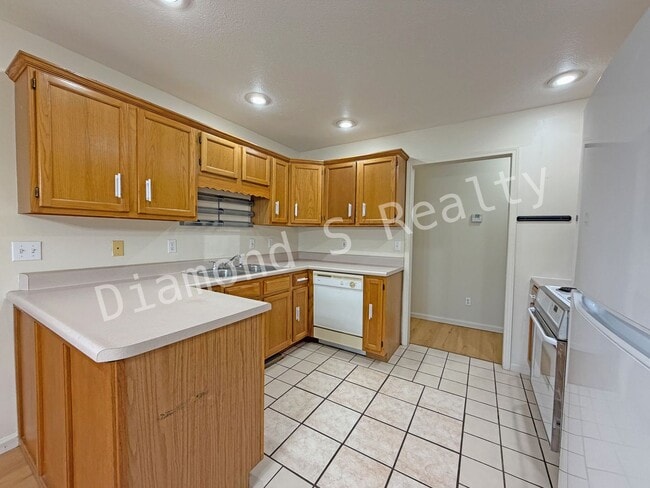 Building Photo - 2 Bedroom Duplex in Nixa Available!!