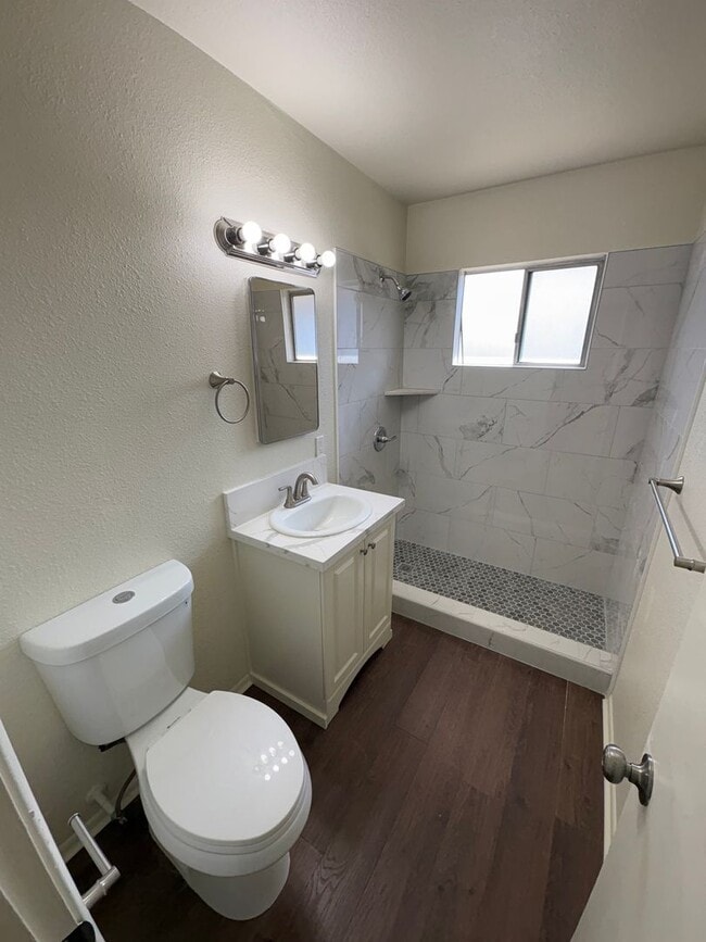 Building Photo - 3939