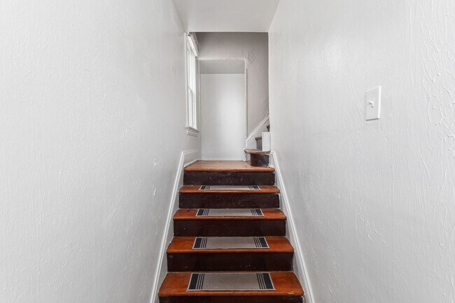 Building Photo - 2607 Robertson Ave