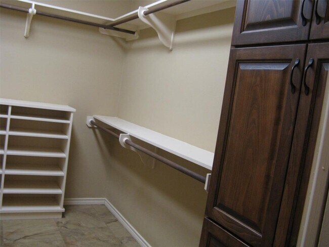 Building Photo - 806 Woodland Park Dr