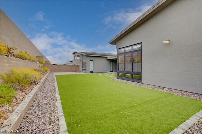 Building Photo - 779 Willits St