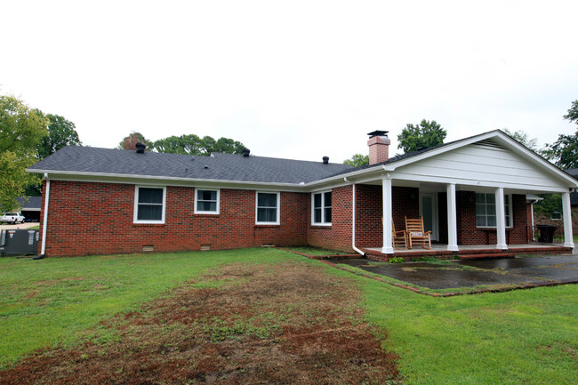 Building Photo - 4 bed, 2 bath home on large lot near MTSU