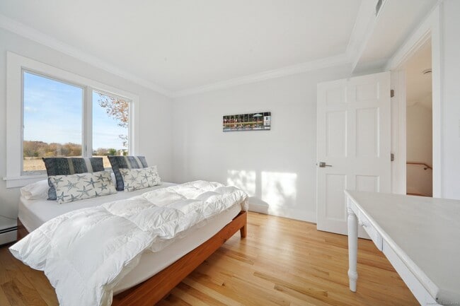 Building Photo - 656 Fairfield Beach Rd